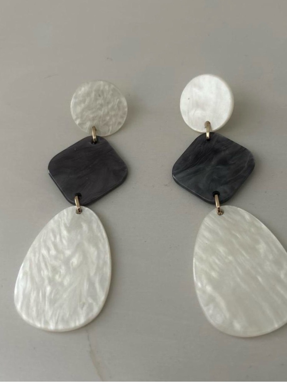 Womenโs Two-Tone Resin Drop Earrings in Pearl White and Charcoal